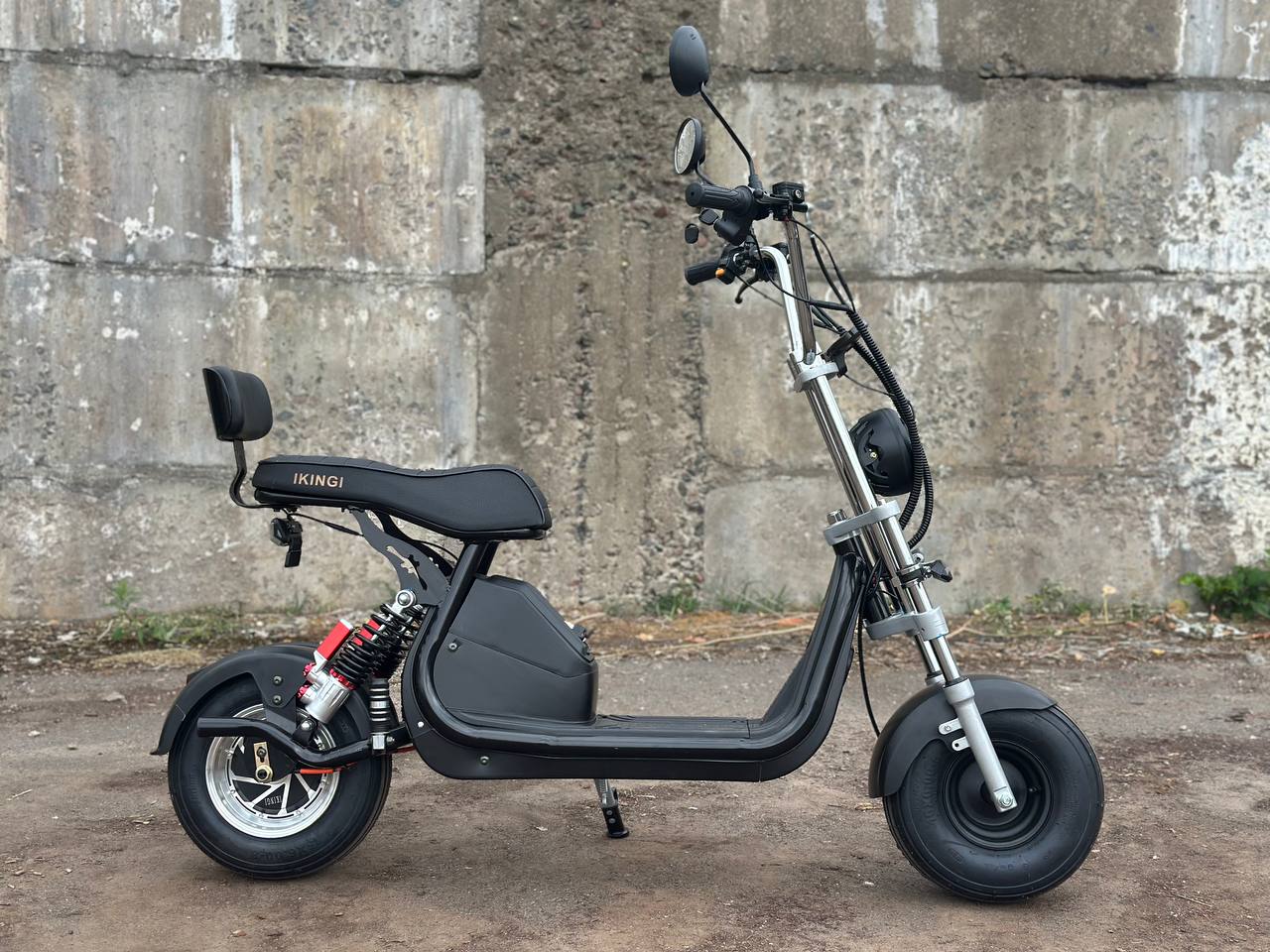 Ikingi X1 Pro — общий вид слева, посадка «сидя», высокая фара