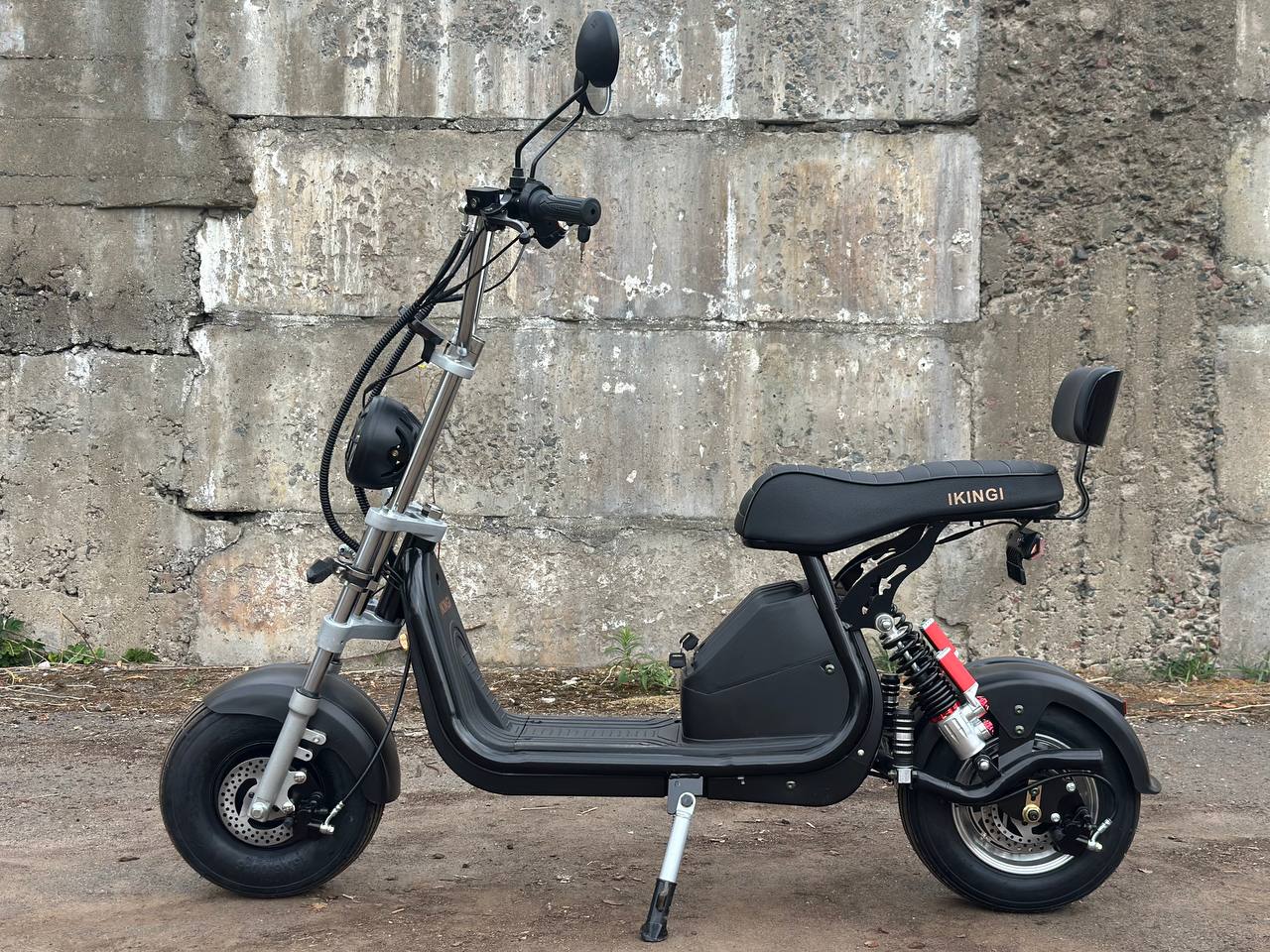 Правая сторона: тормозной диск, задние амортизаторы, широкая покрышка