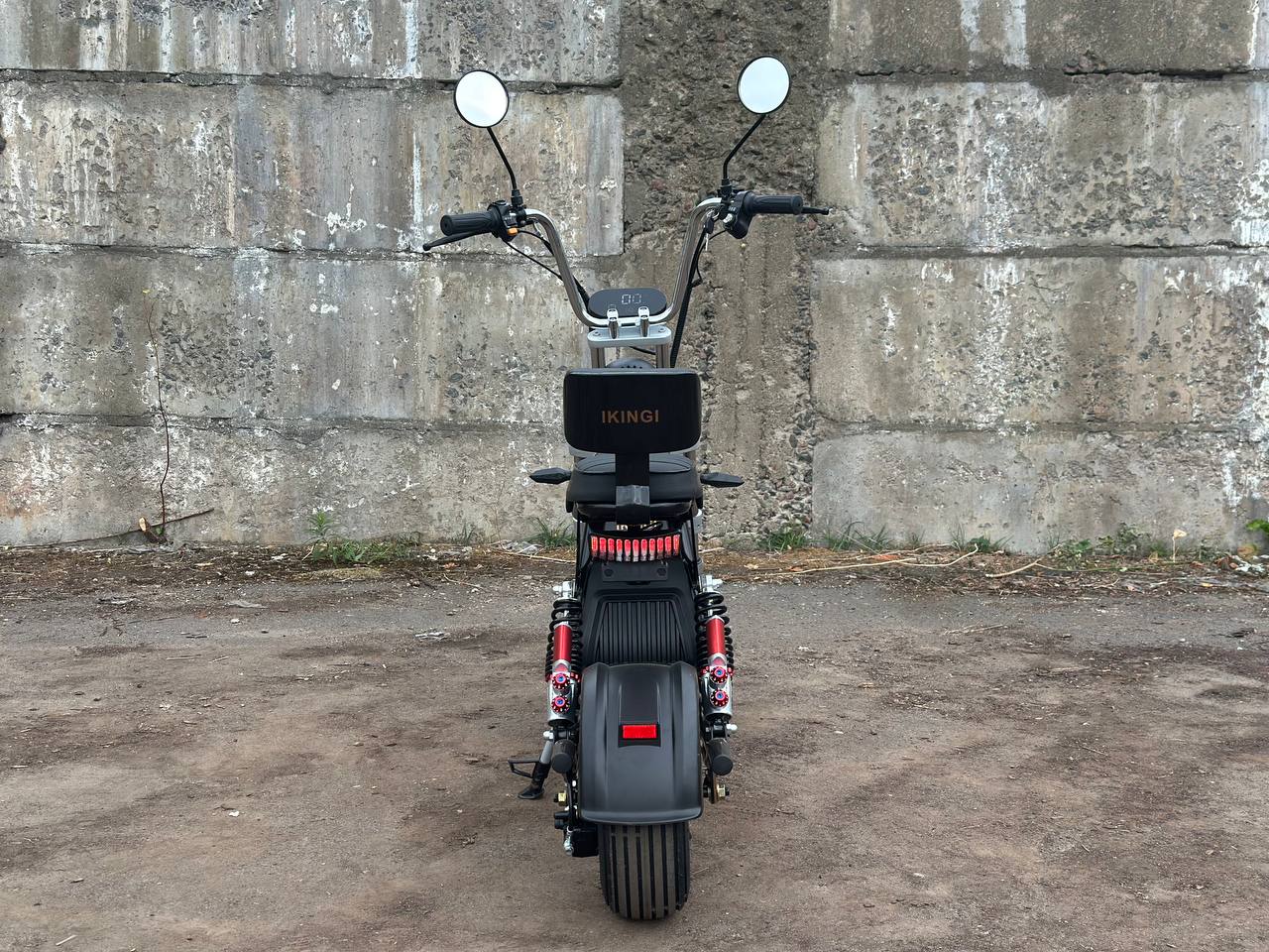 Задний ракурс: светотехника, широкая задняя шина и тормоз