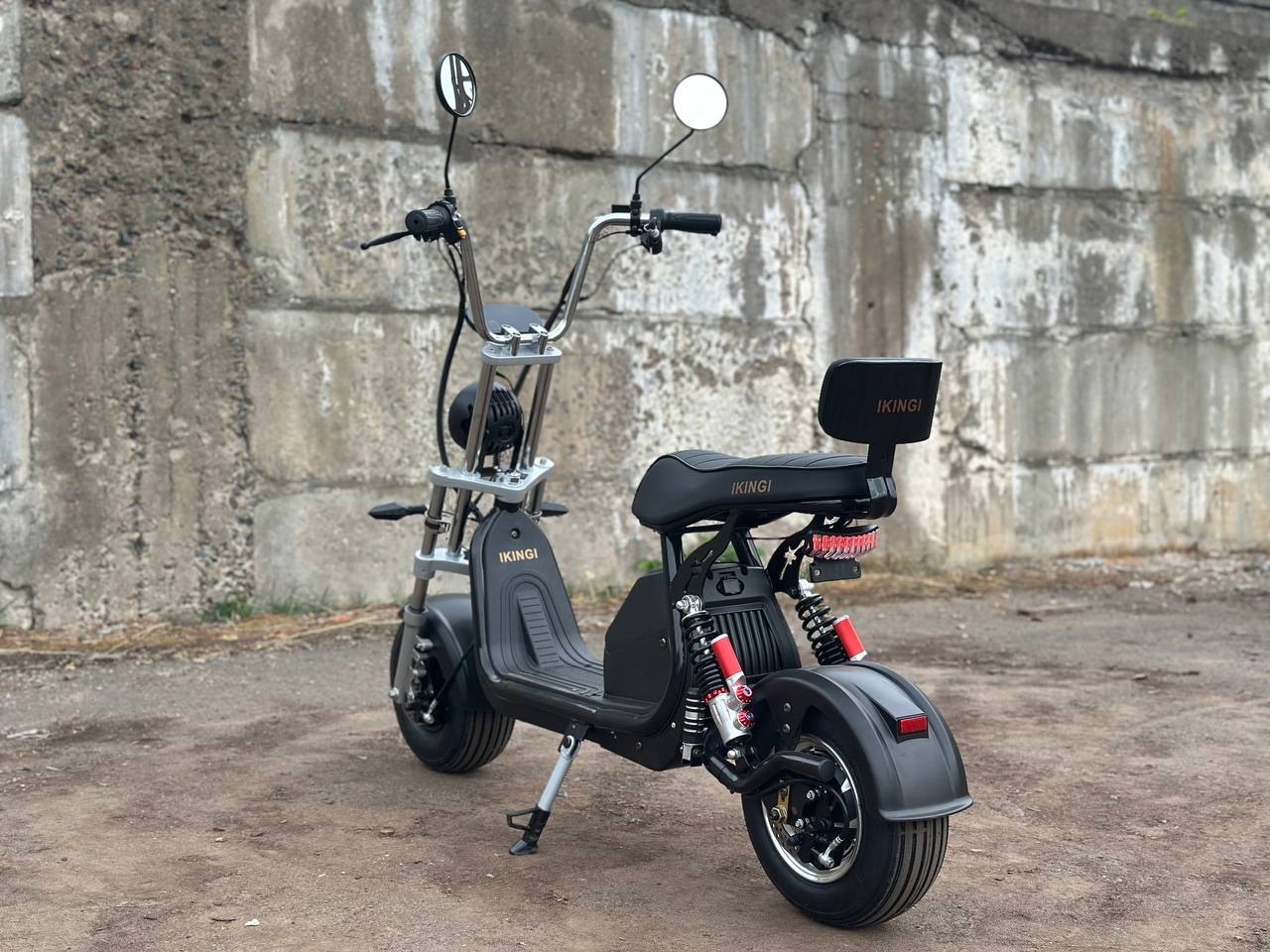 Три четверти слева: фара, сиденье с подпором, площадка для ног