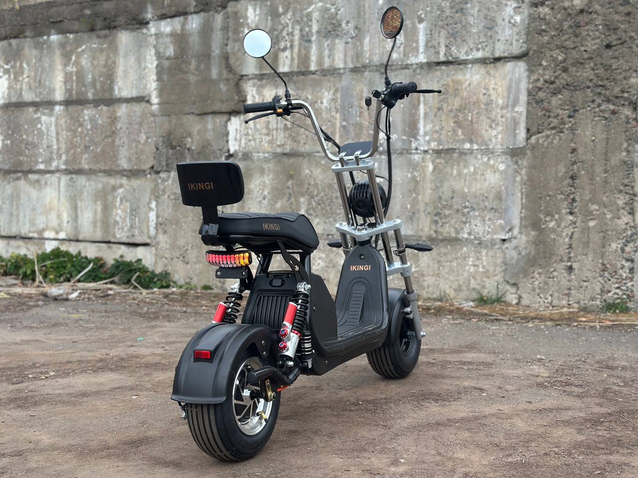 Три четверти справа: крупным планом подвеска и дека