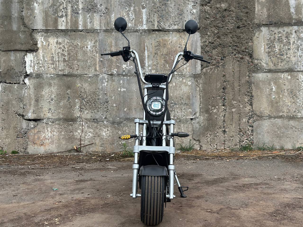 Фронтальный вид: крупная фара и зеркала