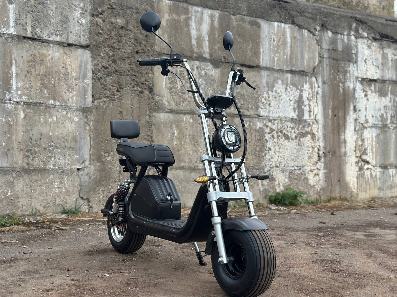 Три четверти спереди слева: стойка руля, ширина шин