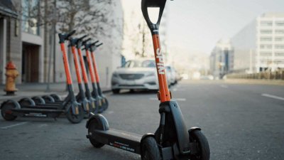 Трехколесный электросамокат с дистанционным управлением от Ford Ford выпустил трехколесный электросамокат с дистанционным управлением